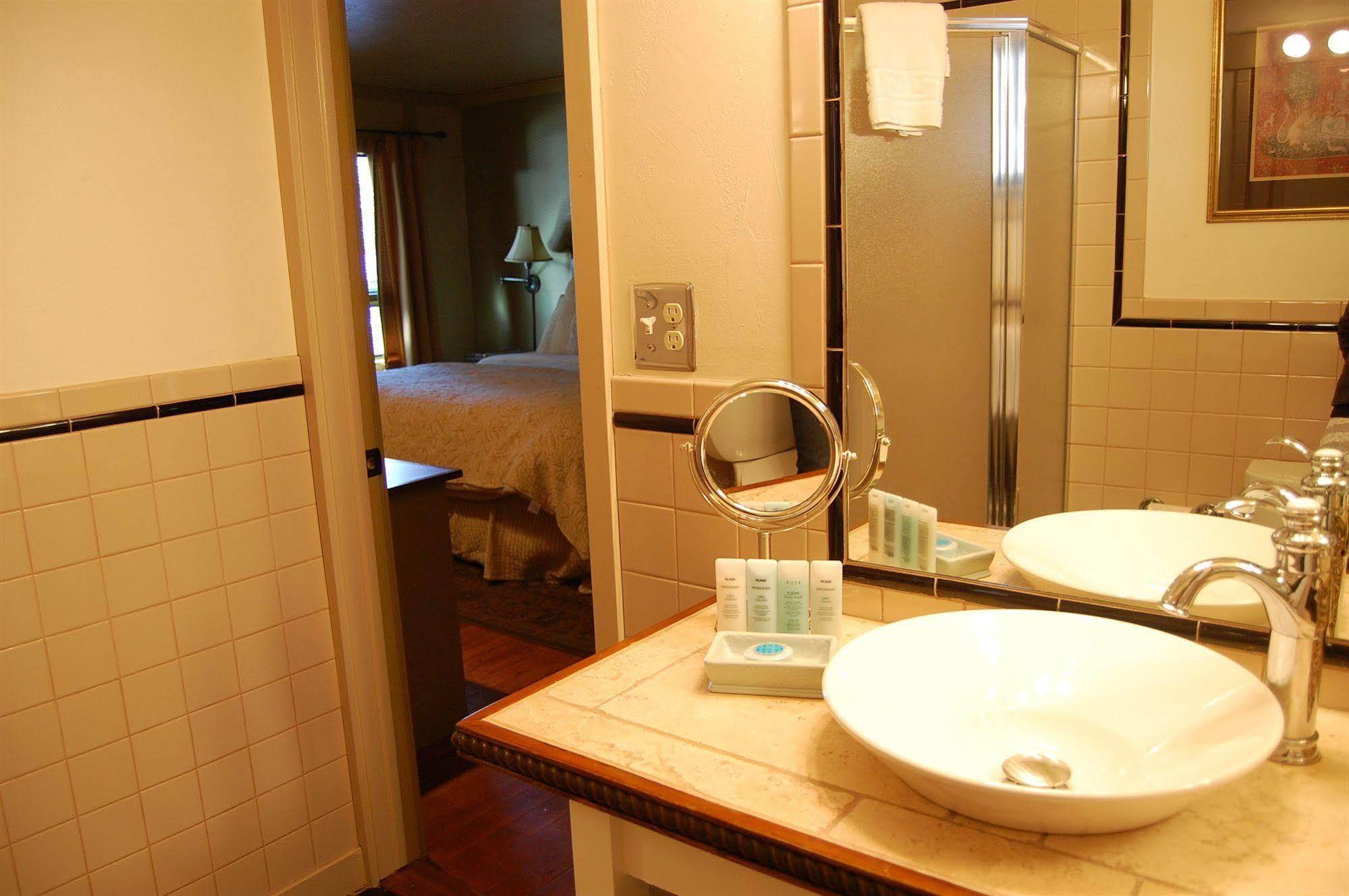 Highland Haven Creekside Inn Evergreen Ngoại thất bức ảnh